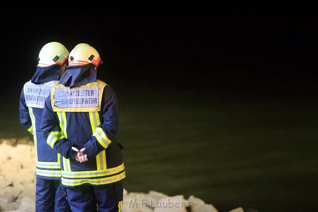 PKW im Rhein Koeln Merkenich neben dem Hitdofer Faehranleger P02.jpg